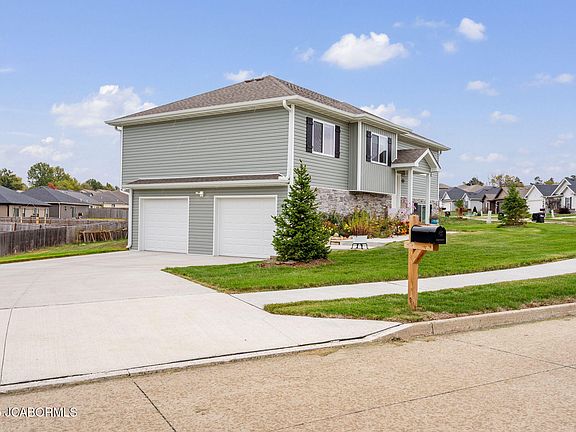 3rd image of 3305 Venice Dr