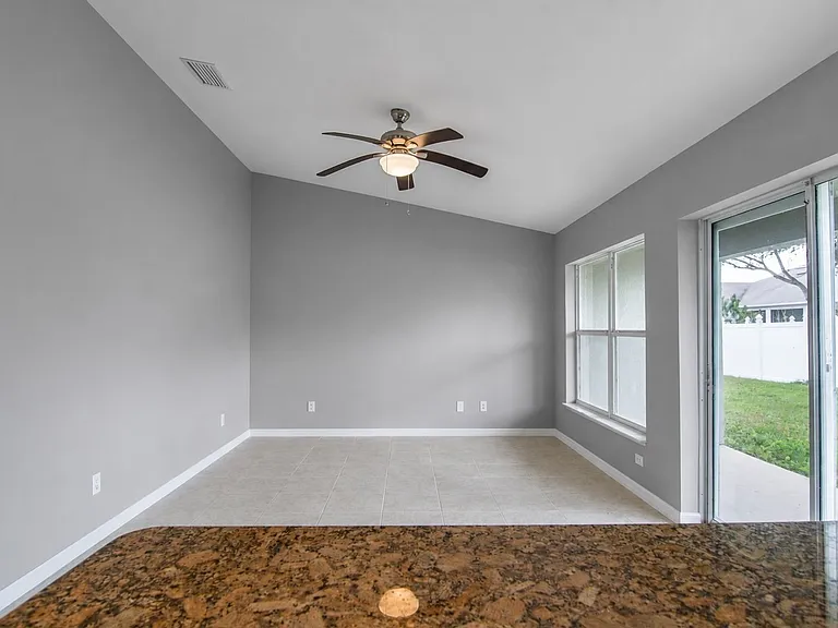 402 Bridgewater Ct — Photo 3