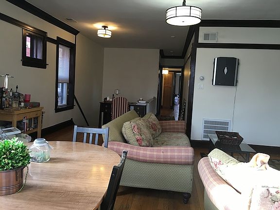 3rd image of 1032 W Oakdale Ave APT 3
