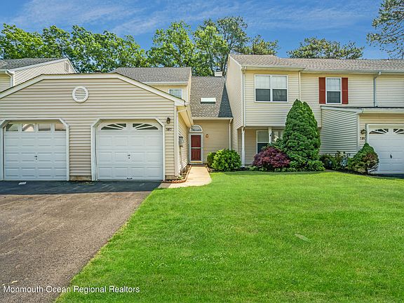 5th image of 580 Woodbine Lane #1000