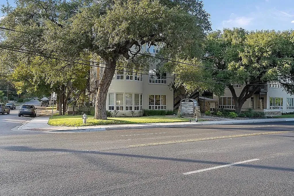 2 bed, 1822 sqft, $4,970 — Photo 2
