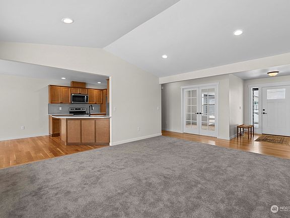 4th image of 900 N Newport Loop