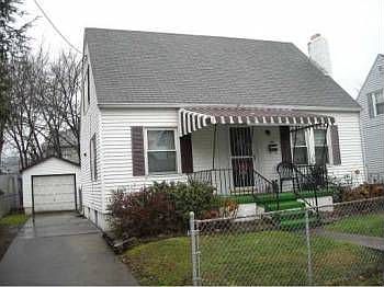 1st image of 905 W 2nd St