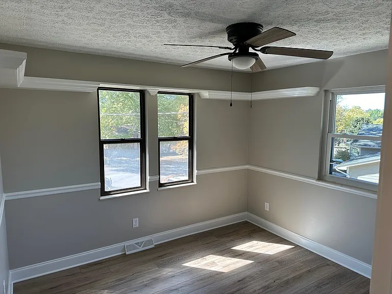 2424 Southview Dr — Photo 6