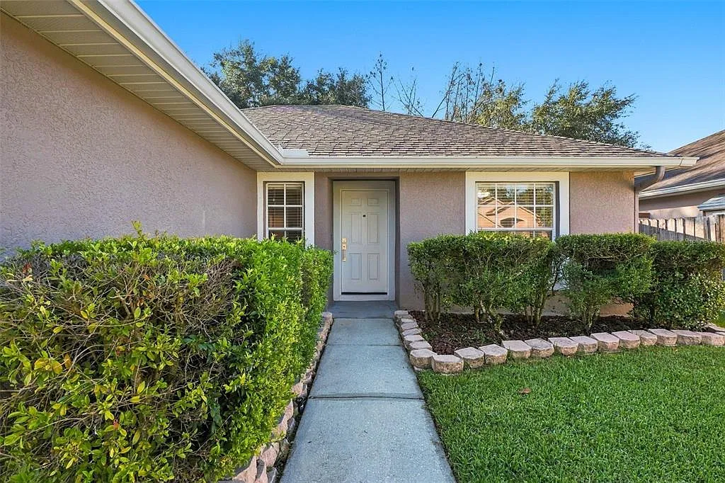 3 bed, 2.0 bath, 1184 sqft, $2,300 — Photo 3