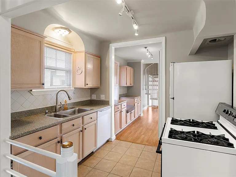 33316 Jefferson Ave — Photo 19