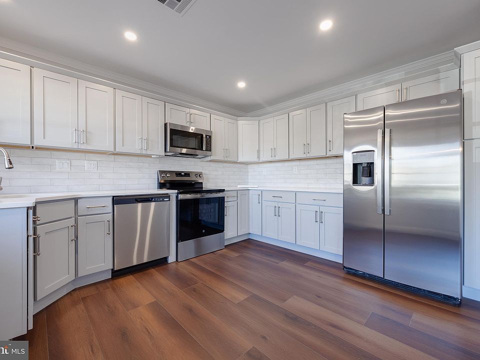1st image of 208 B Huntington Dr