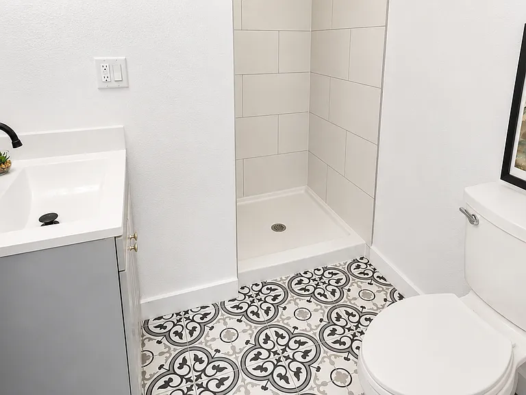 Adams Apartments — Photo 6