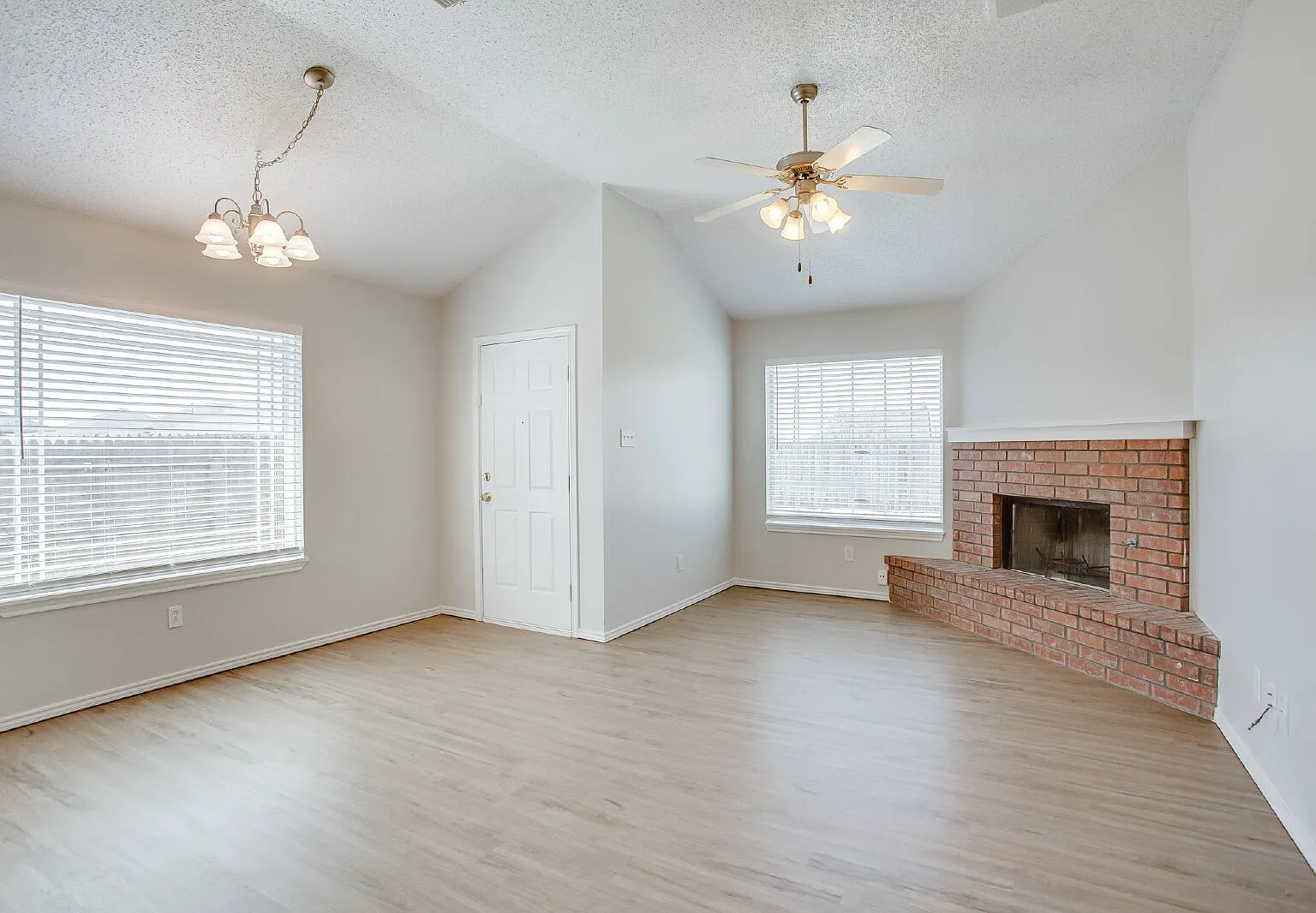 3 bed, 2.0 bath, 1250 sqft, $1,350 — Photo 2