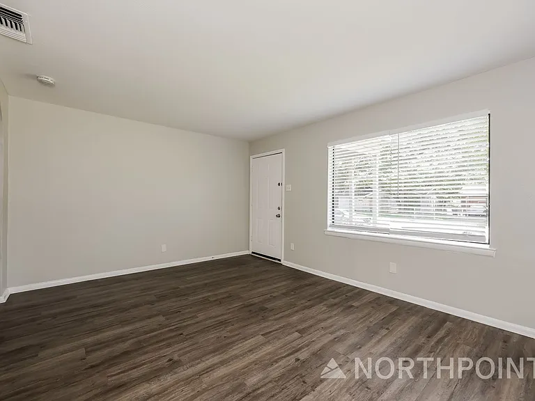 720 Emberwood Dr — Photo 5