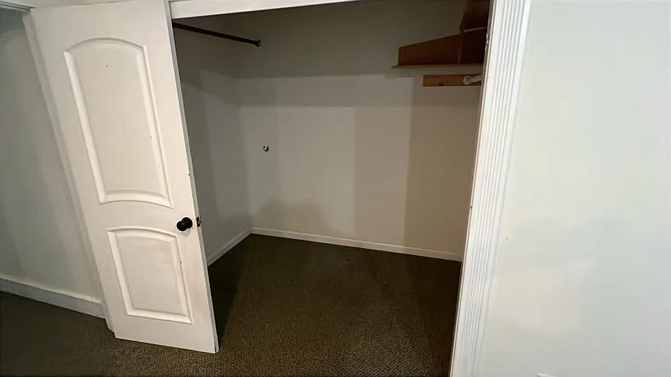 6 bed, 2209 sqft, $2,400 — Photo 2