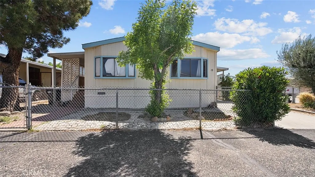 3303 Sierra Hwy Space 19 photo 1