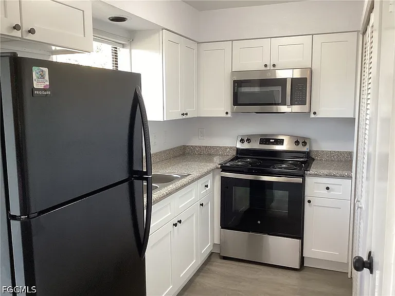 1123 NE 15th Ln — Photo 3