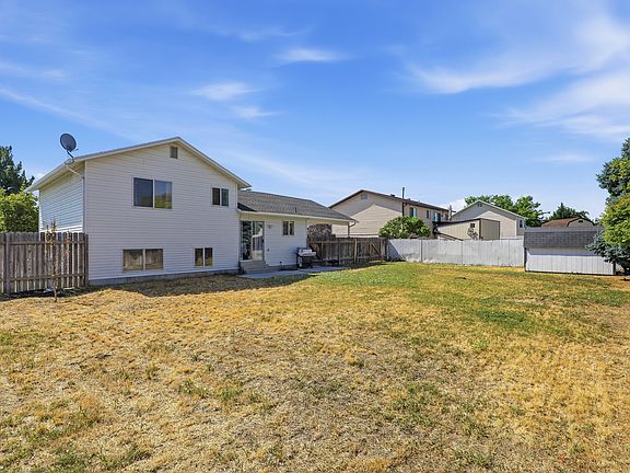 5th image of 3799 Foxglen Dr