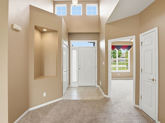 4th image of 815 Charlevoix Way