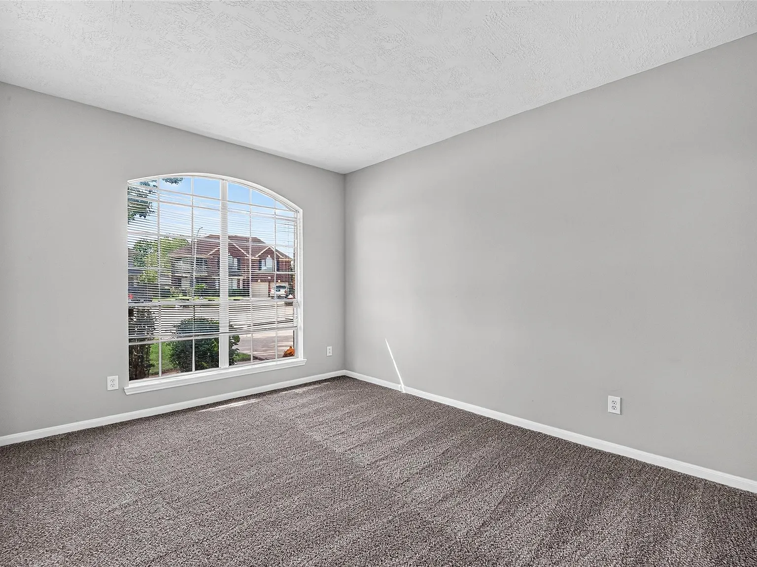 5 bed, 3.5 bath, 3839 sqft, $2,800 — Photo 4