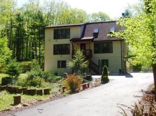 15 S Wynd Dr, Lakeville, PA