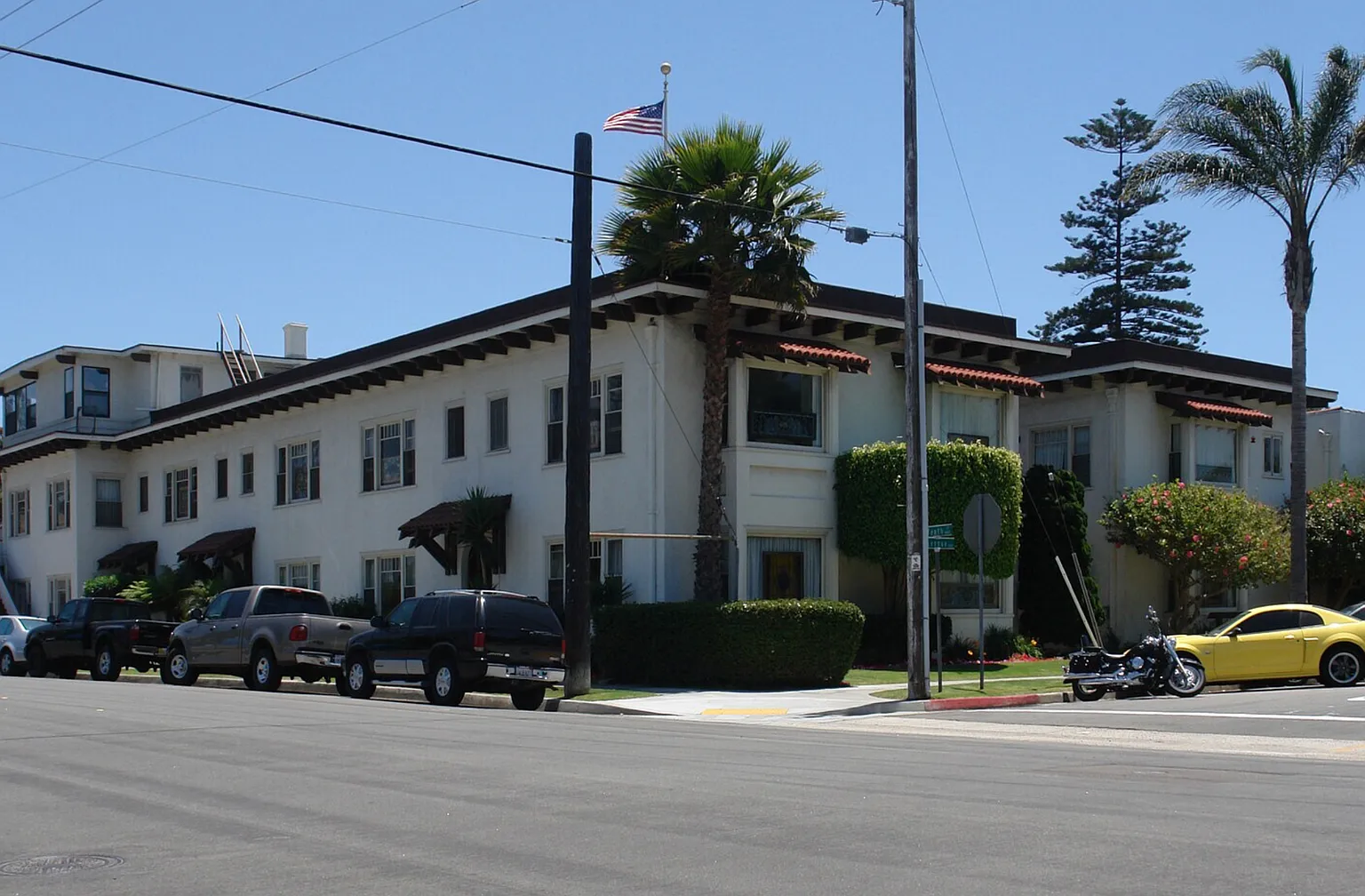 Downstairs Spacious Studio at the Charming Mission Apartments! — Photo 3