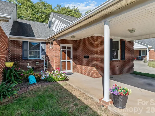 19980 Oak Leaf Cir, Cornelius, NC 28031