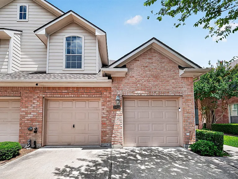 1015 Enclave Sq S — Photo 1
