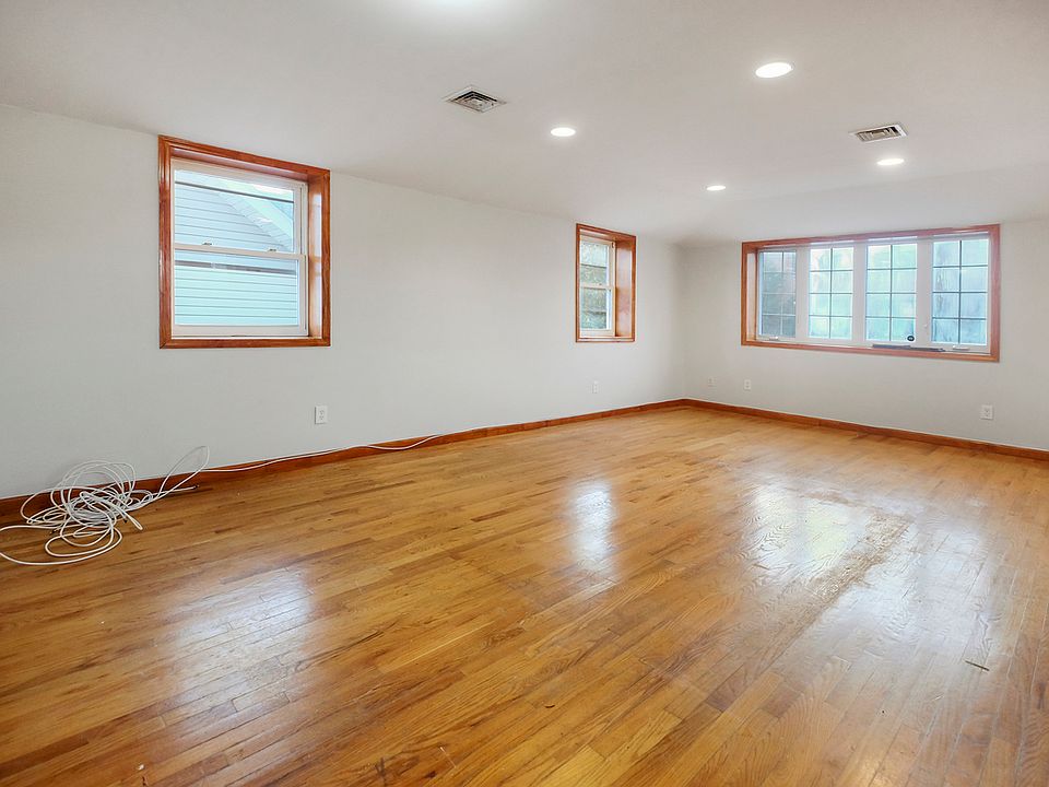 1st image of 715 E 37th St #3A