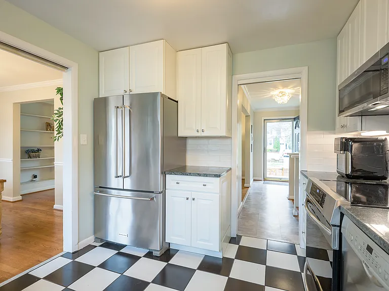 407 Russell Rd — Photo 9