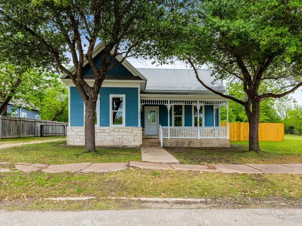 910 W 4th St, Taylor, TX 76574