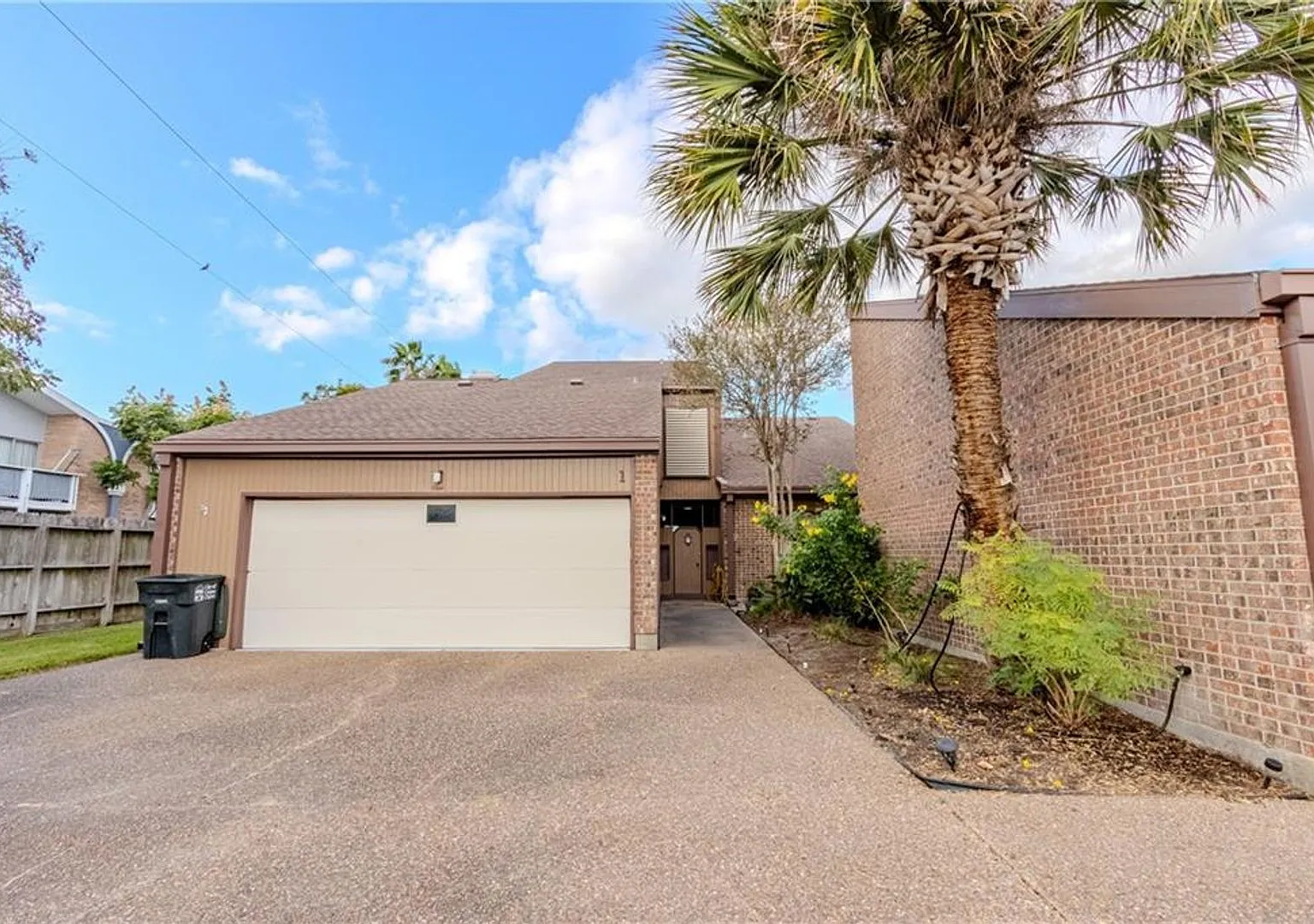 Beautifully renovated courtyard townhome in the heart of Corpus Christi — Photo 1