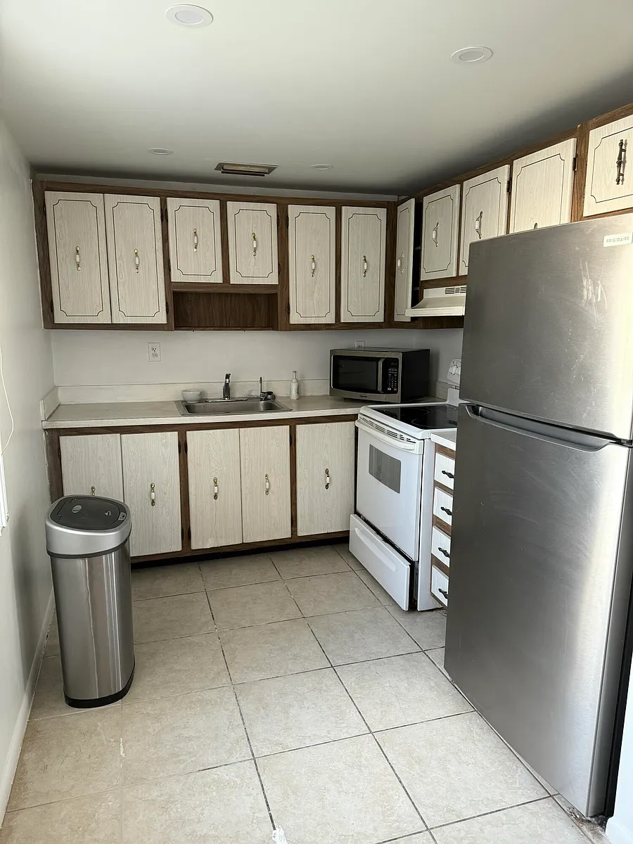 Building Photo - 468 Capri Pl #J