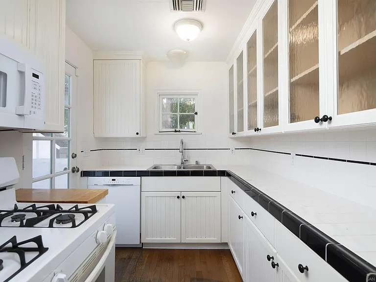 409 Dunemere Dr — Photo 12