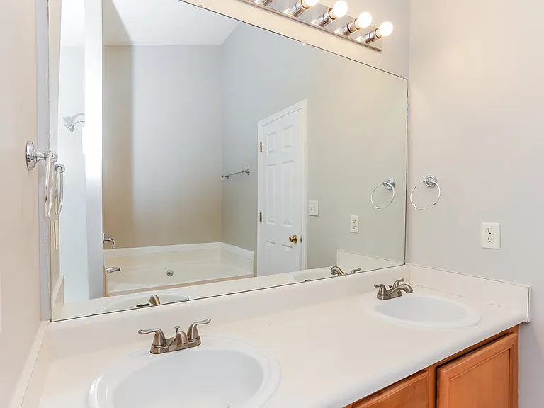 7470 Royale Ct — Photo 13
