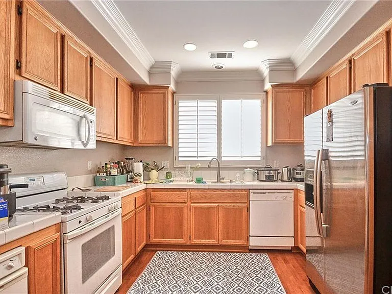 9040 Jacaranda Ln — Photo 5