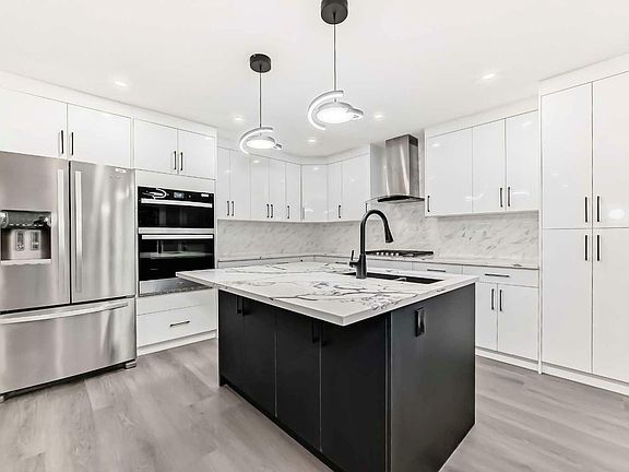 3rd image of 906 Applewood Dr SE
