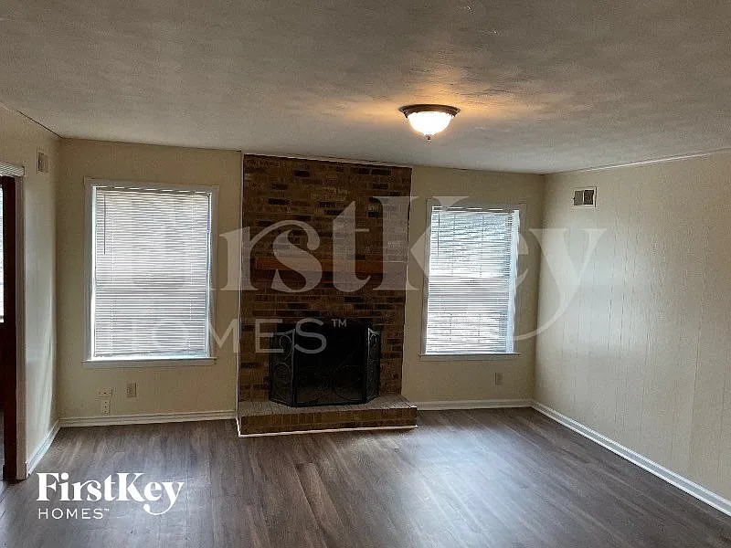 4 bed, 2.0 bath, 1953 sqft, $1,695 — Photo 2