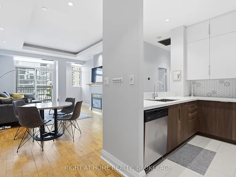 8 Wellesley St E #802 — Photo 5