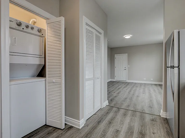 2815 N Hamlin Ave #2R — Photo 4