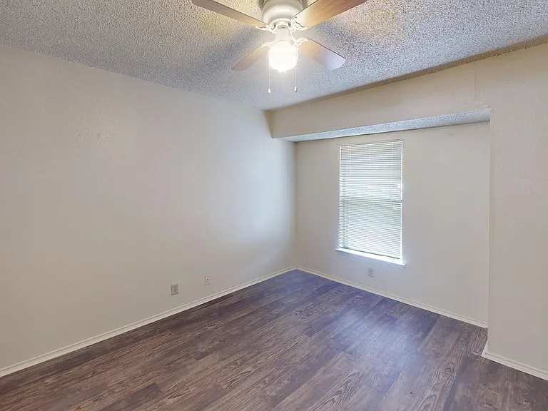 521 W Sycamore St — Photo 8