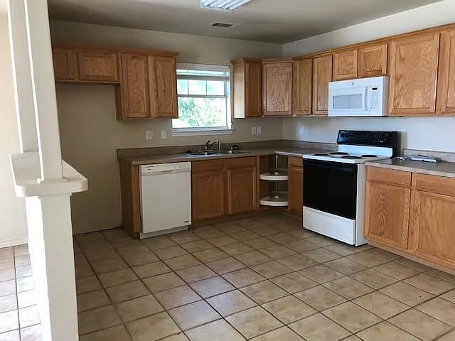 3 bed, $1,095 — Photo 4