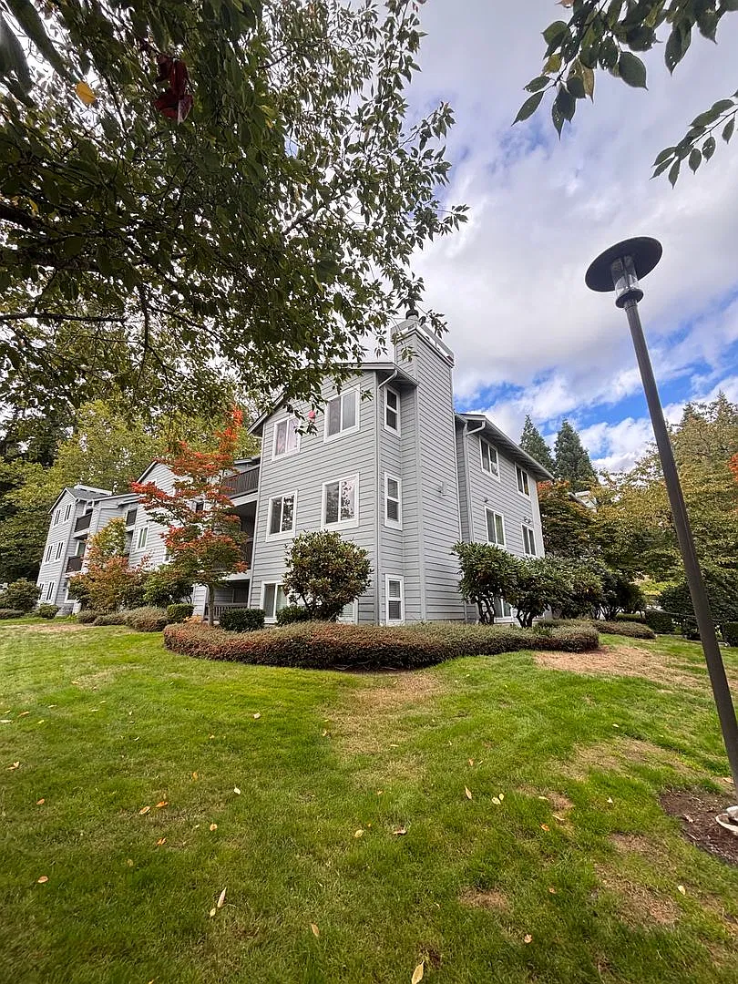 Charming 2-Bedroom Condo in the heart of Kenmore — Photo 2