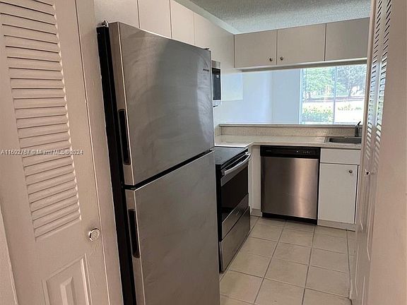 4th image of 1061 Coral Club Dr #1061
