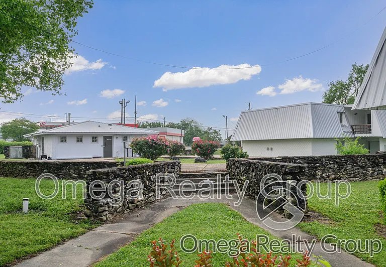 Camelot Apartments — Photo 11