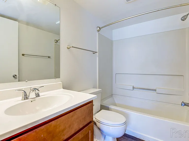 Aaron Lake Apartments — Photo 8