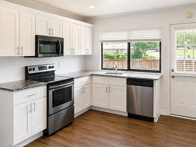 4253 Hartford Dr — Photo 1