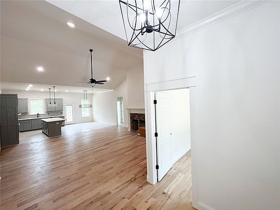 3rd image of 5 Tiree Dr