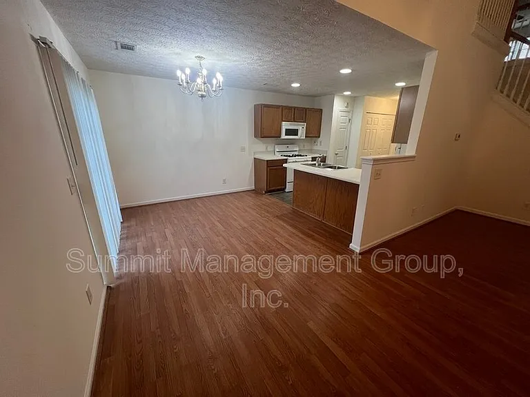 2810 Lakeside Cir — Photo 3
