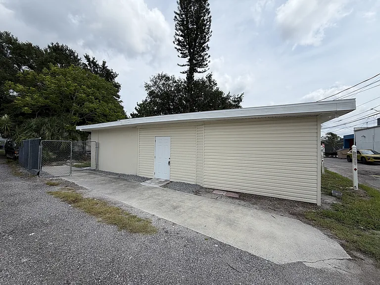 110 NE Monroe Cir N #4 — Photo 11