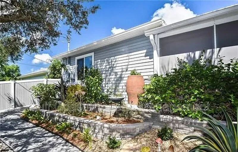 3 bed, 2.0 bath, 1300 sqft, $2,650 — Photo 3