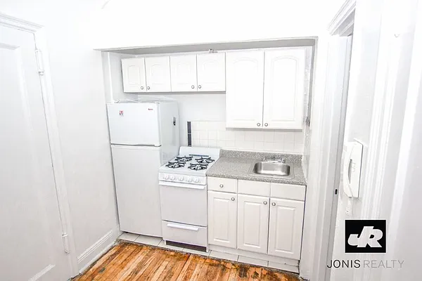Rented by Jonis Realty | media 8