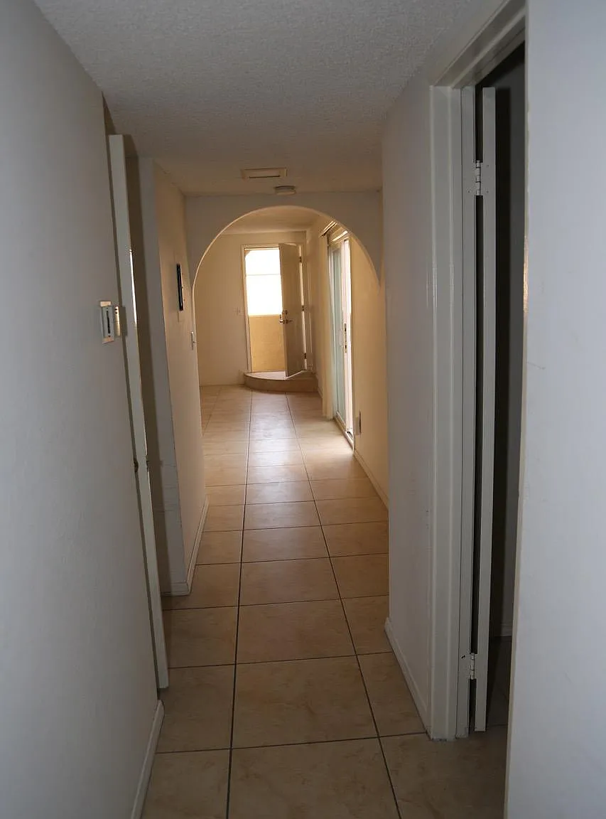 3 bed, 1200 sqft, $3,300 — Photo 2