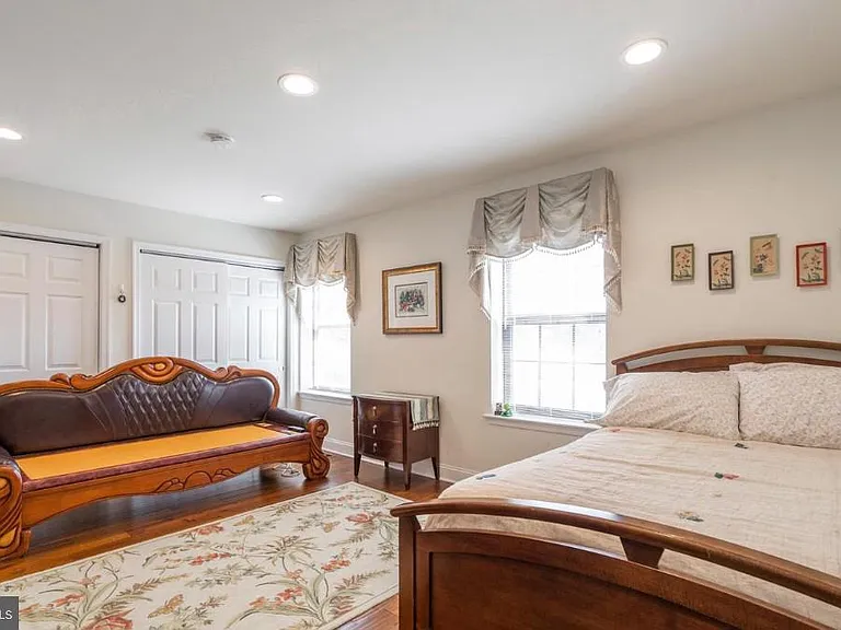 2074 Yorktown S — Photo 26